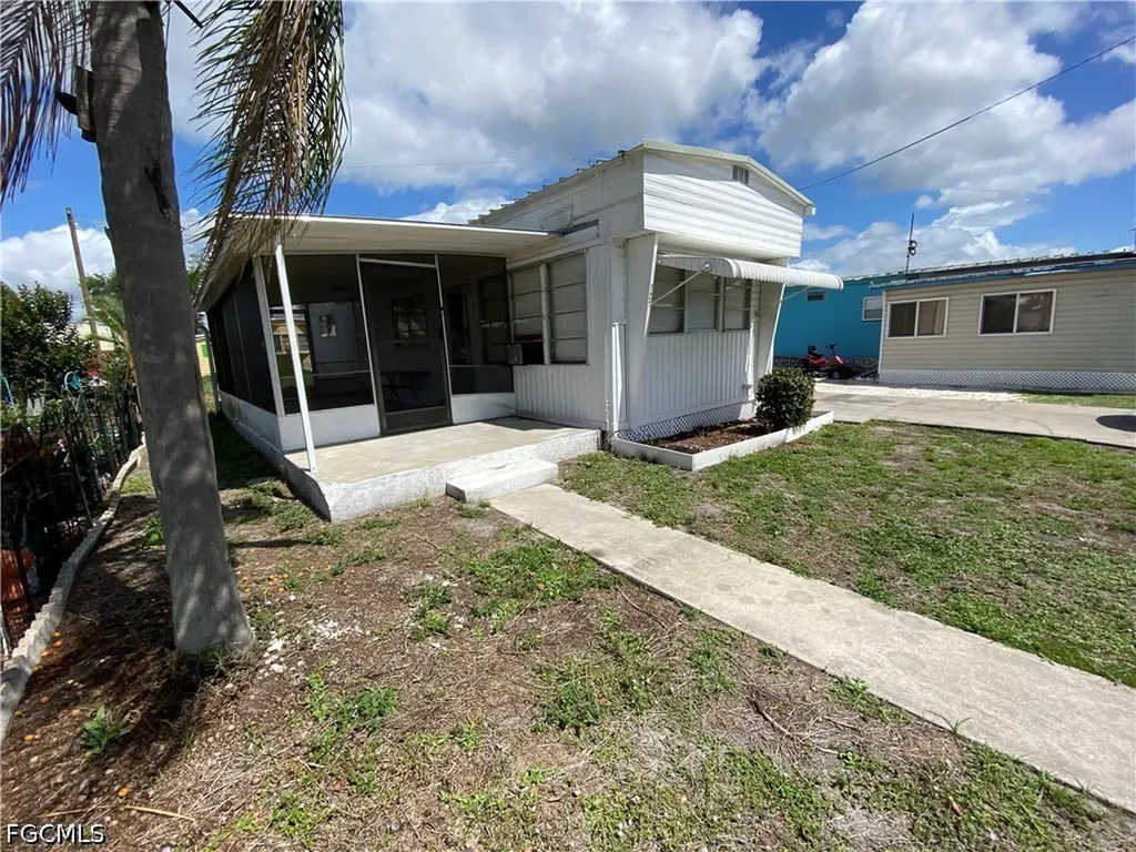 121 Coachlight Lane North Fort Myers FL 33917