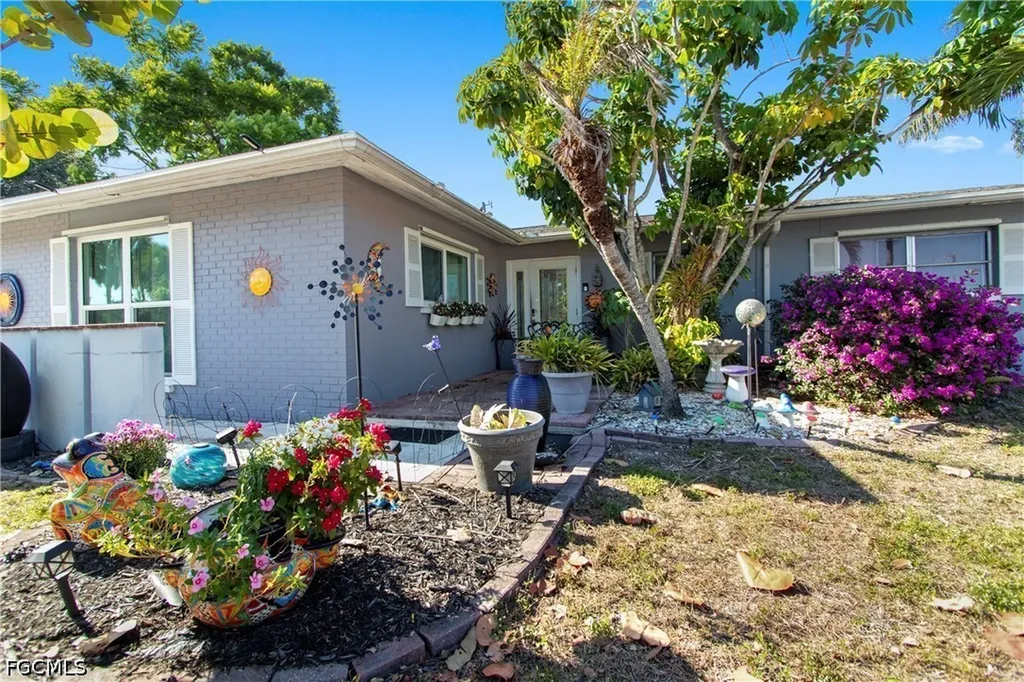 1912 Howe Court North Fort Myers FL 33903