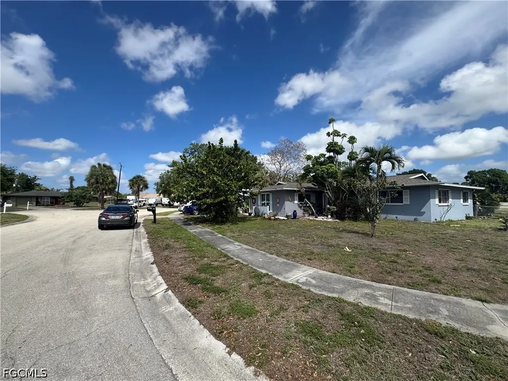 1912 Howe Court North Fort Myers FL 33903