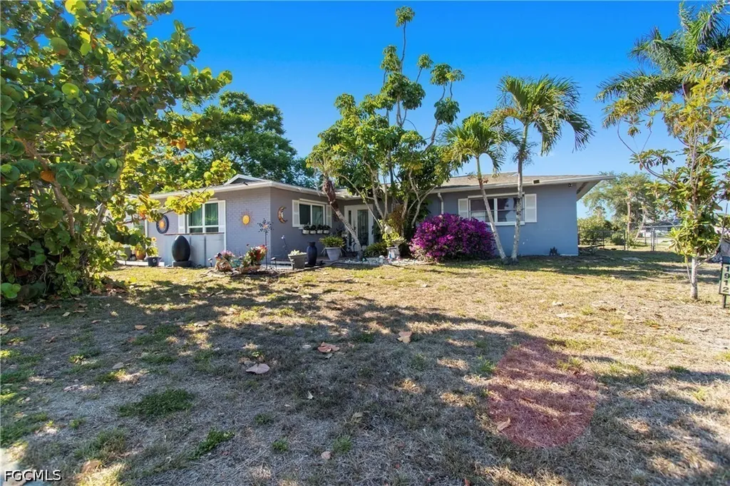 1912 Howe Court North Fort Myers FL 33903