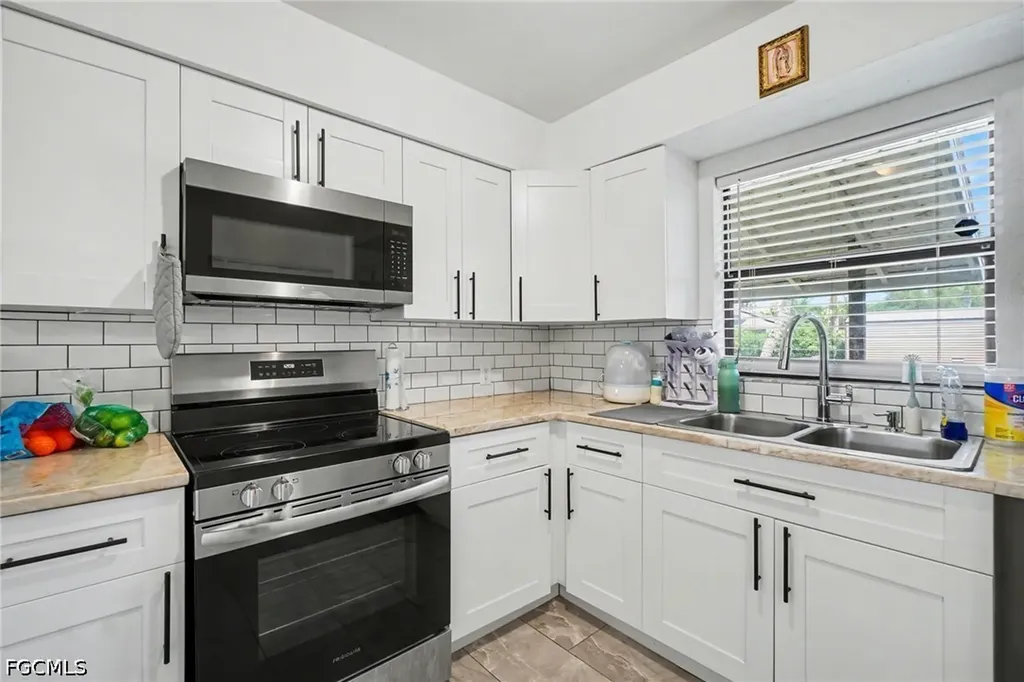 2208/2210 Iris Way Fort Myers FL 33905