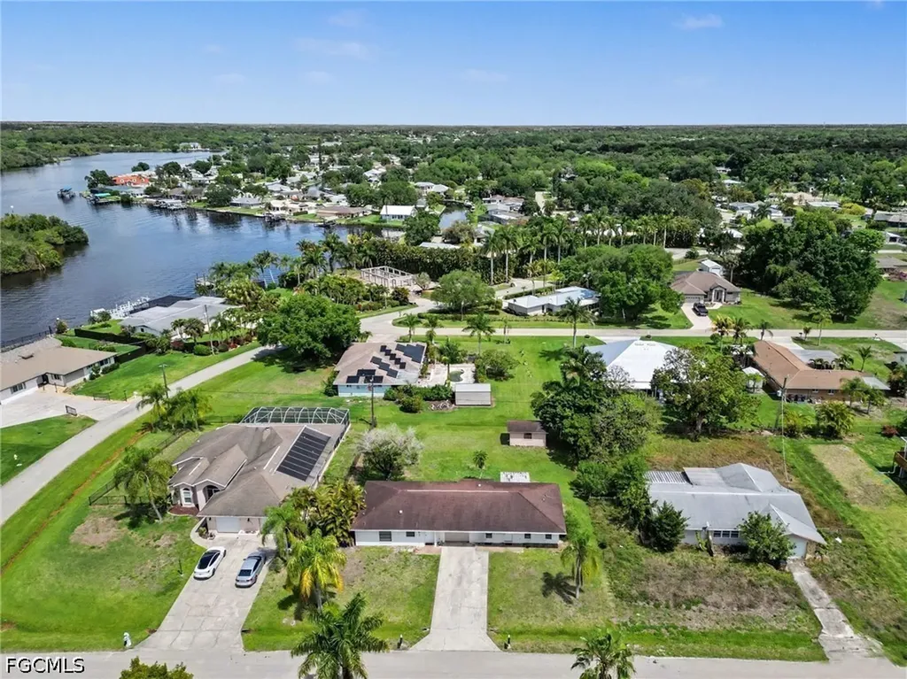 2208/2210 Iris Way Fort Myers FL 33905