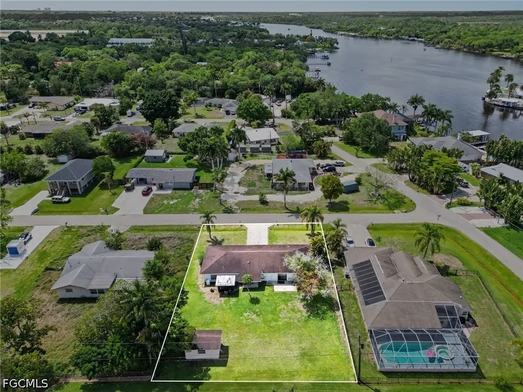 2208/2210 Iris Way Fort Myers FL 33905