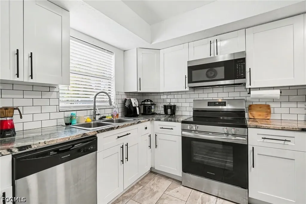 2208/2210 Iris Way Fort Myers FL 33905