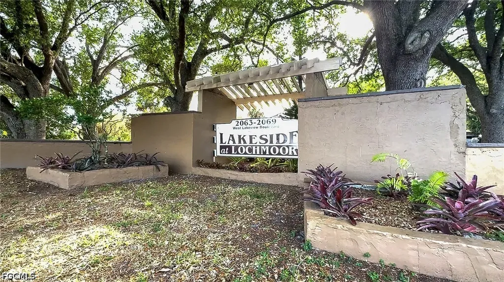2069 W Lakeview Boulevard North Fort Myers FL 33903