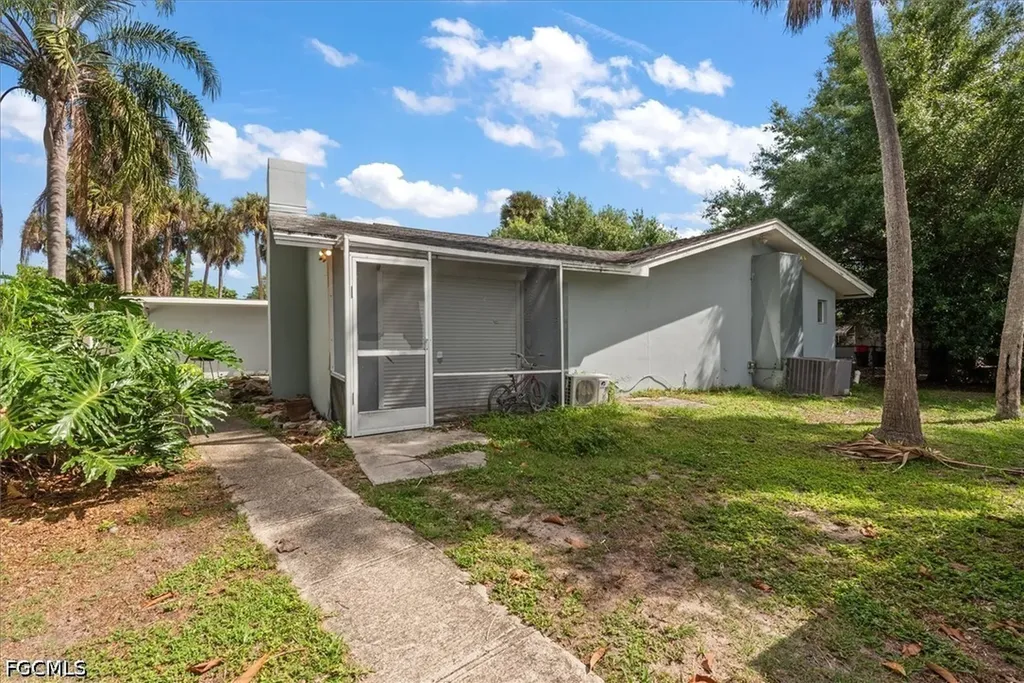 319 W Mariana Avenue North Fort Myers FL 33903