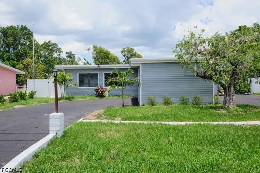 4370 Deleon Street Fort Myers FL 33901