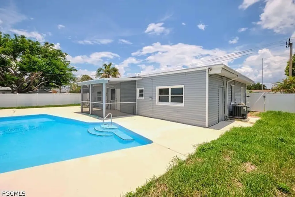 4370 Deleon Street Fort Myers FL 33901