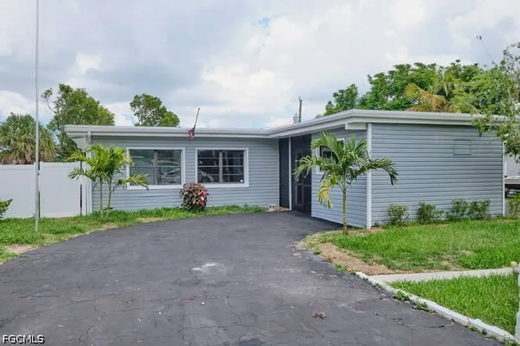 4370 Deleon Street Fort Myers FL 33901
