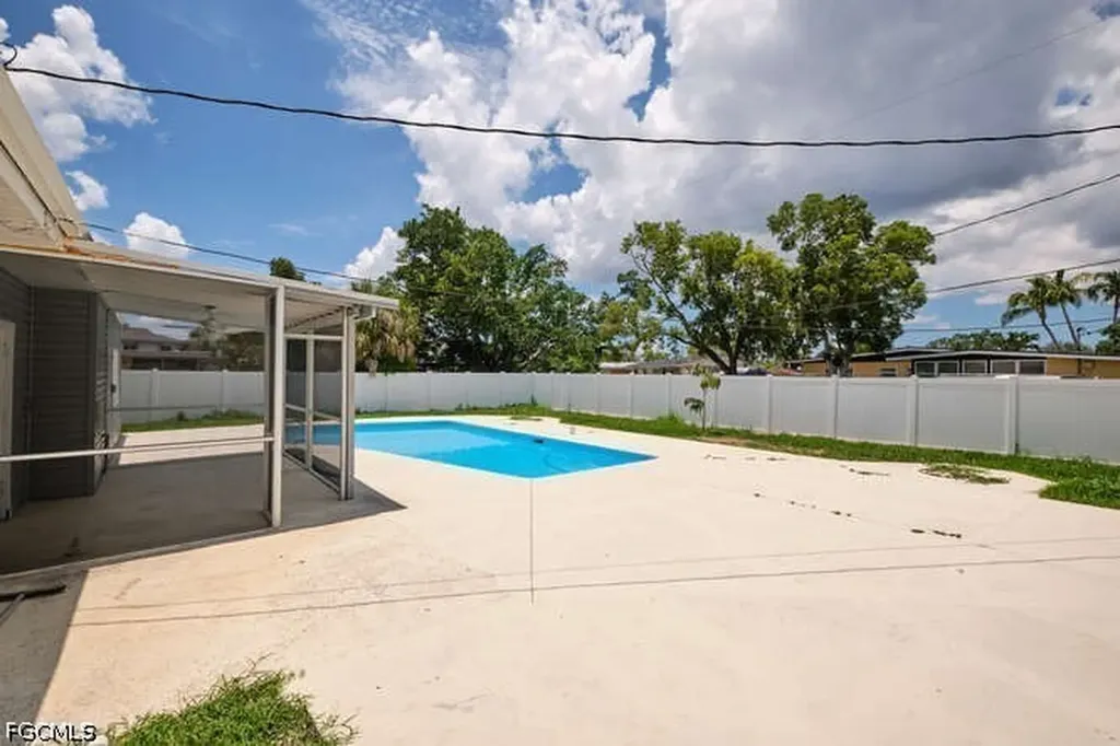 4370 Deleon Street Fort Myers FL 33901