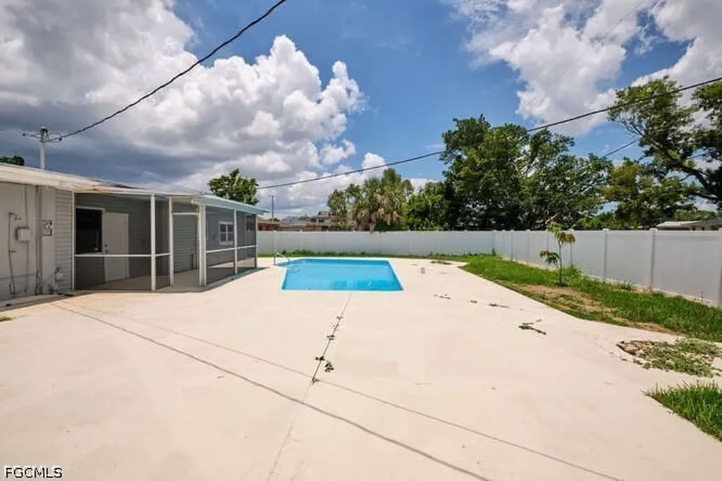 4370 Deleon Street Fort Myers FL 33901