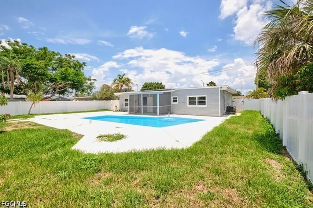 4370 Deleon Street Fort Myers FL 33901