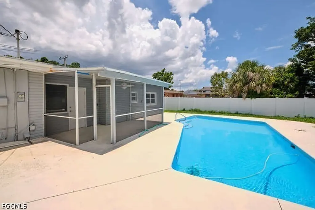 4370 Deleon Street Fort Myers FL 33901
