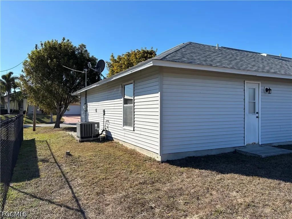 1213 SW 8th Place Cape Coral FL 33991
