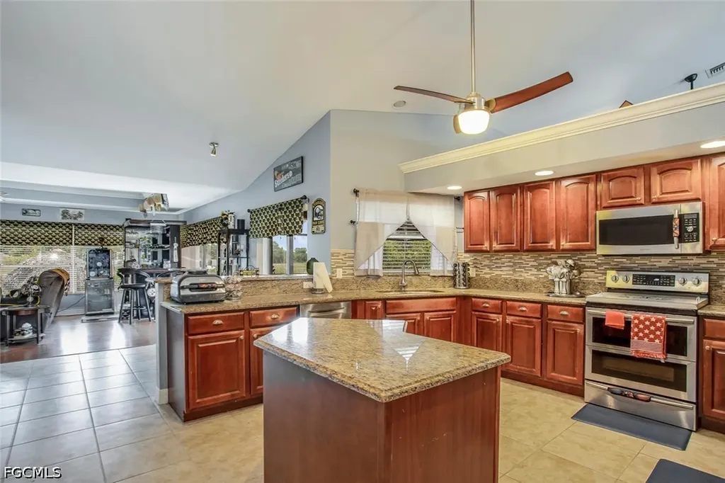 1915 NE 23rd Avenue Cape Coral FL 33909