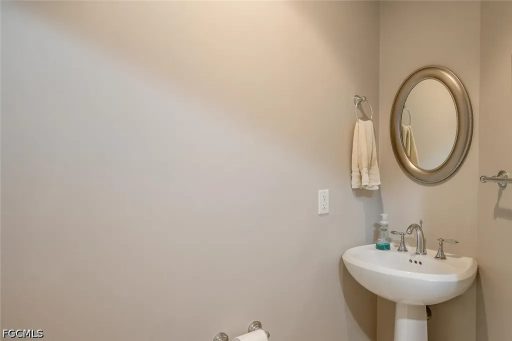 6081 Silver King Boulevard Cape Coral FL 33914