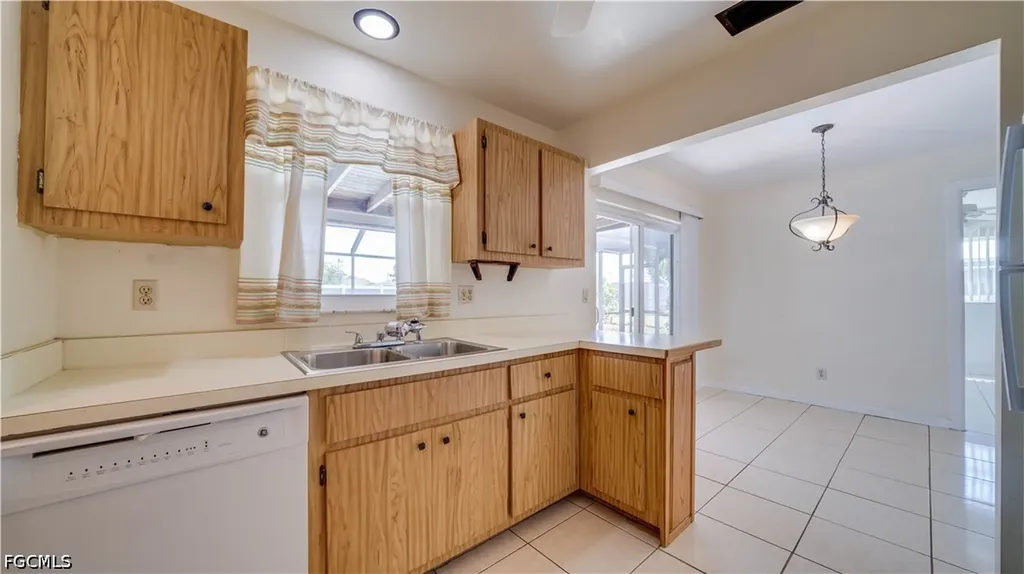 19 NE 20th Place Cape Coral FL 33909