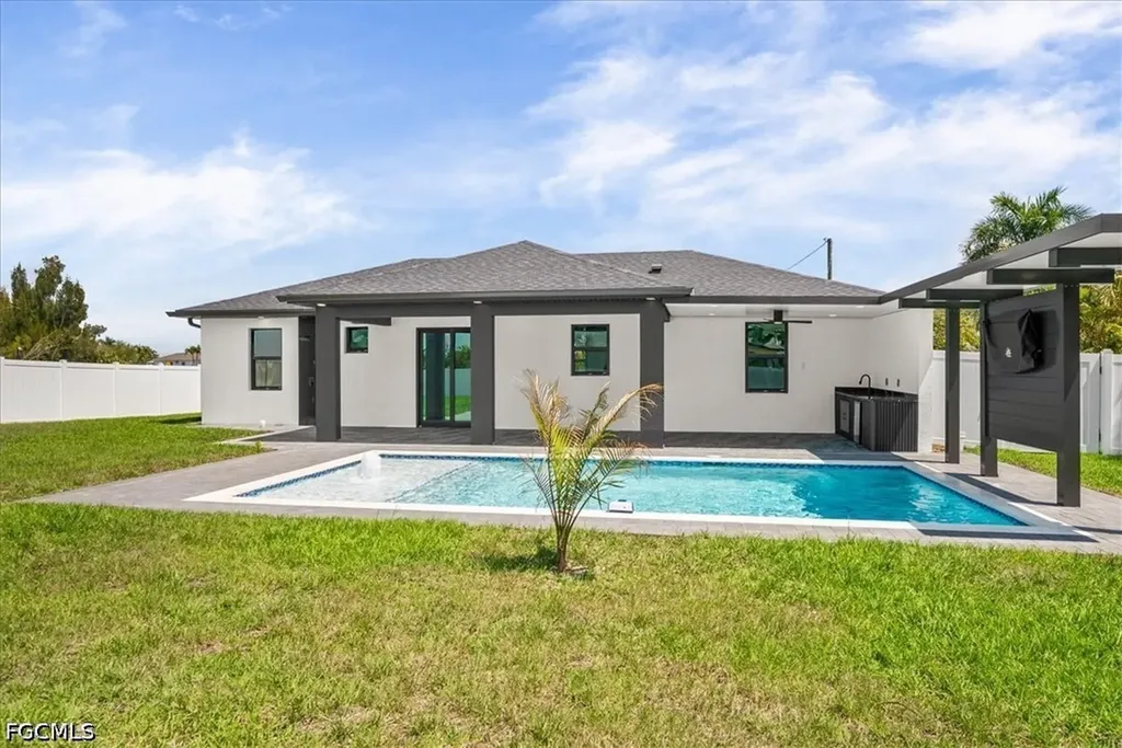 100 SW 17th Place Cape Coral FL 33991