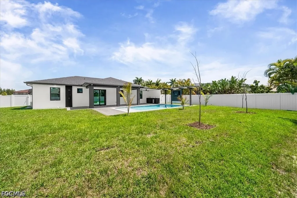 100 SW 17th Place Cape Coral FL 33991
