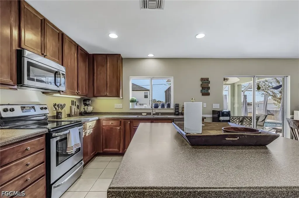 1422 NE 9th Terrace Cape Coral FL 33909