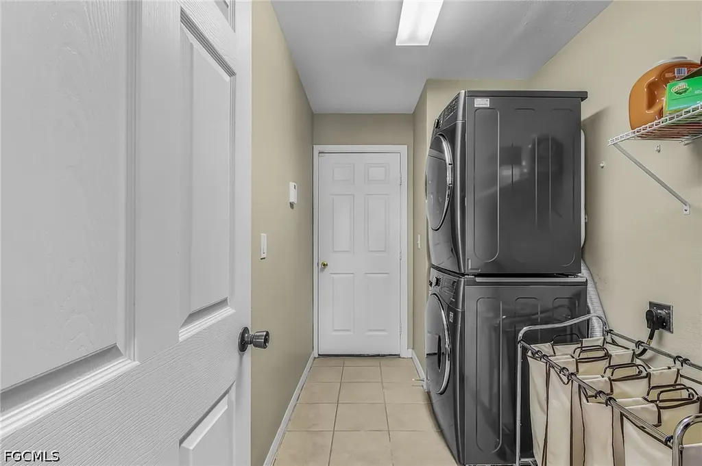 1422 NE 9th Terrace Cape Coral FL 33909