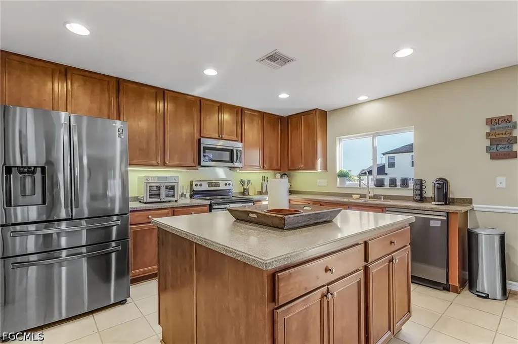1422 NE 9th Terrace Cape Coral FL 33909