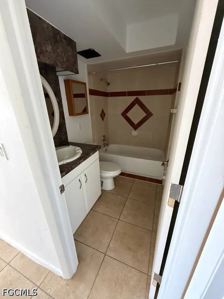 537 SE 6th Place Cape Coral FL 33990