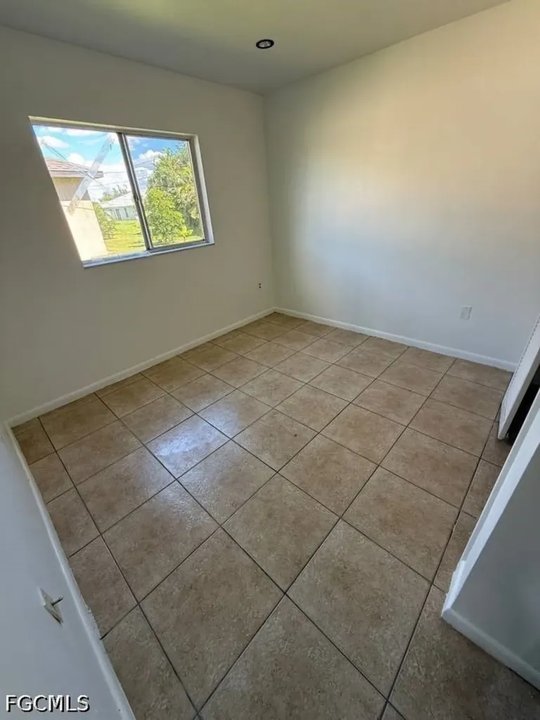 537 SE 6th Place Cape Coral FL 33990