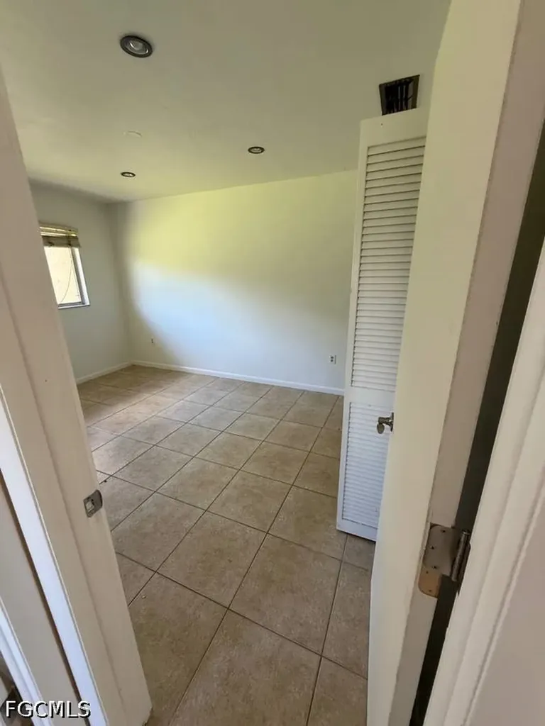 537 SE 6th Place Cape Coral FL 33990