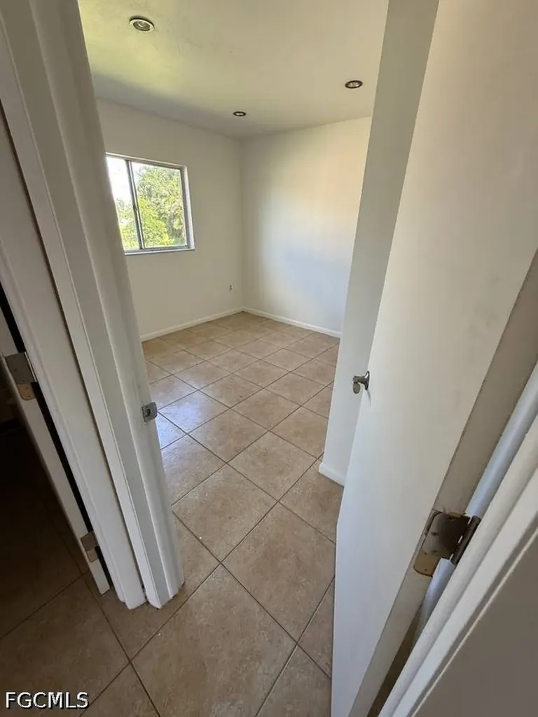 537 SE 6th Place Cape Coral FL 33990