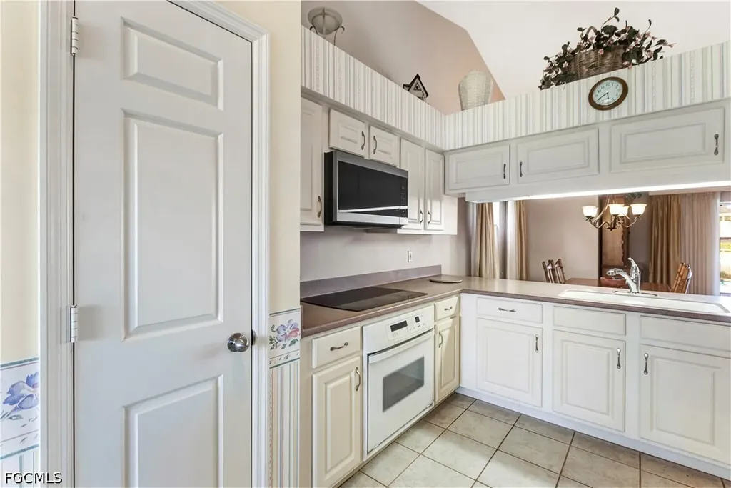 372 Fox Den Circle Naples FL 34104