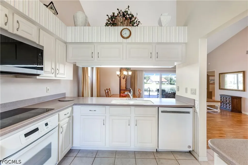 372 Fox Den Circle Naples FL 34104