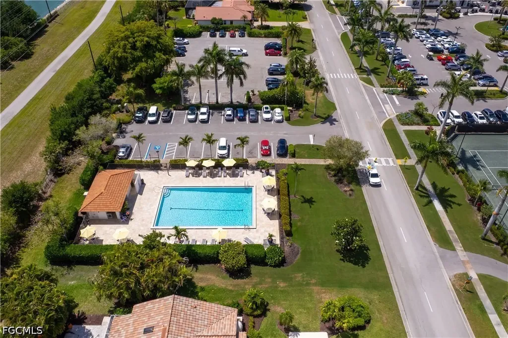 372 Fox Den Circle Naples FL 34104
