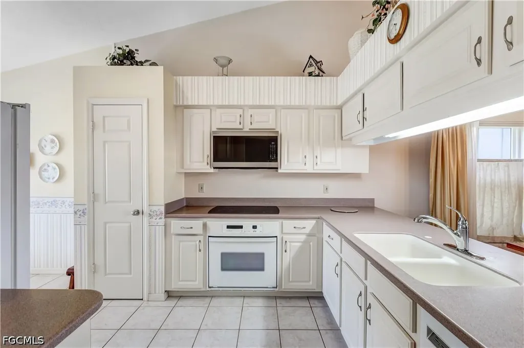 372 Fox Den Circle Naples FL 34104