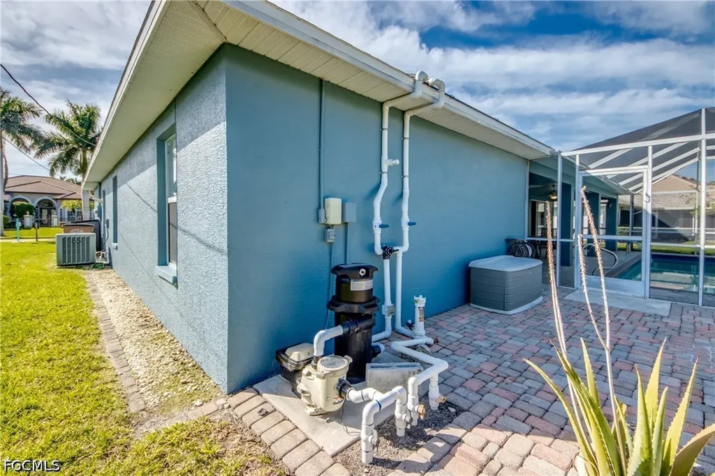1927 SE 21st Street Cape Coral FL 33990