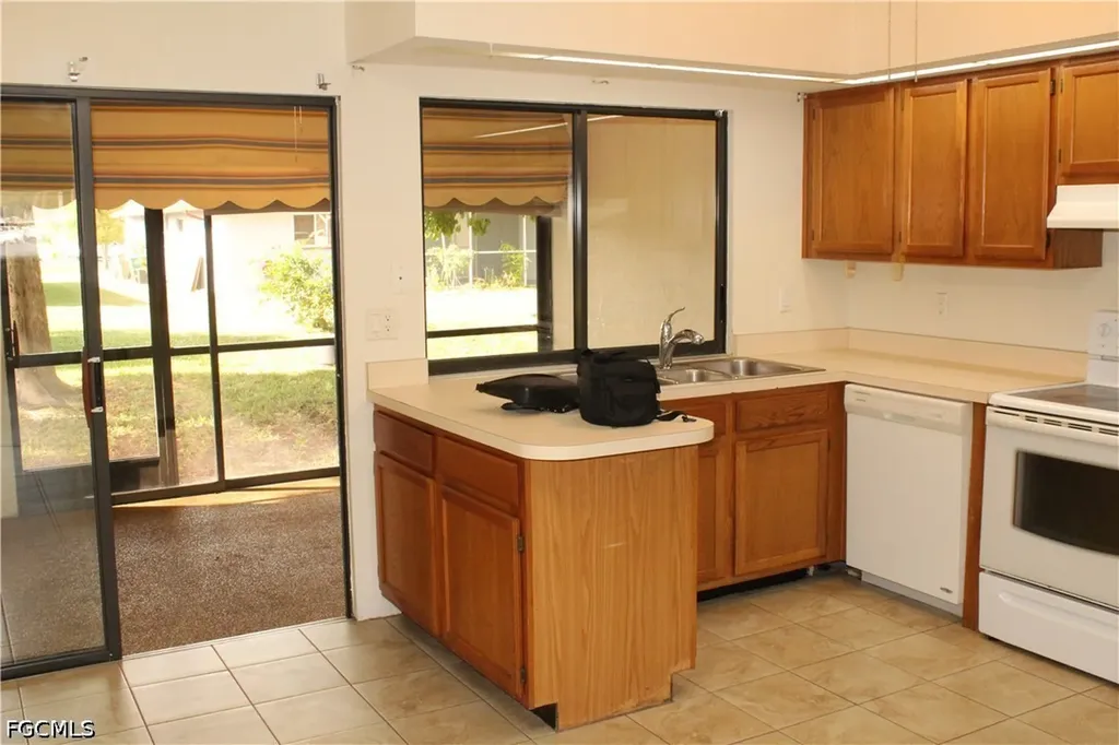 632 SE 13th Court Cape Coral FL 33990