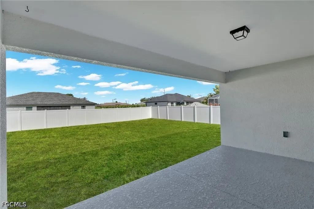 618 NE 2nd Place Cape Coral FL 33909
