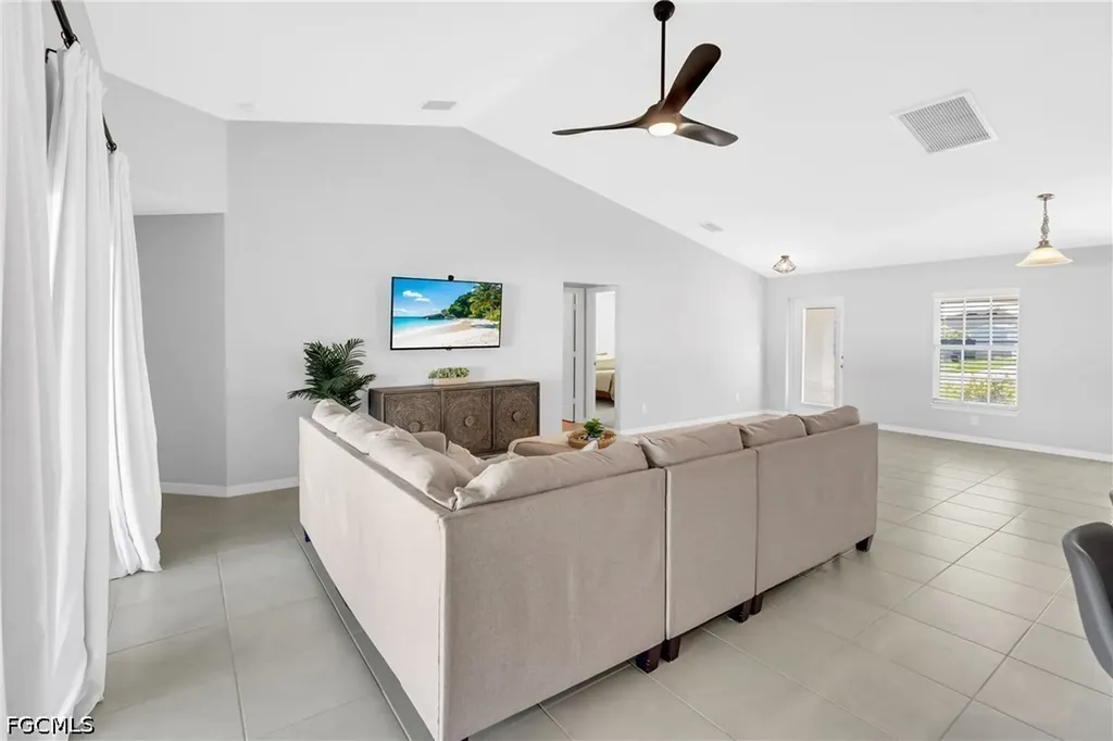 618 NE 2nd Place Cape Coral FL 33909
