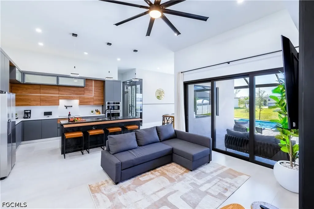 10 SW 33rd Place Cape Coral FL 33991