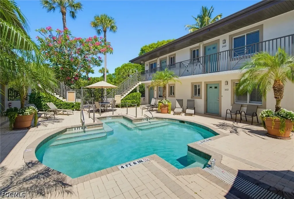 Naples FL, 480 5TH Street S, Unit 202