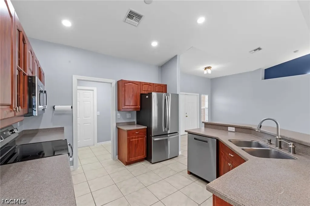 525 NE 6th Avenue Cape Coral FL 33909
