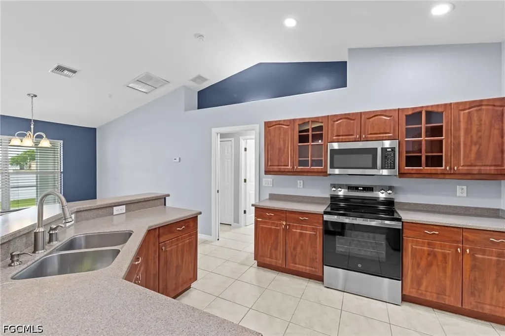 525 NE 6th Avenue Cape Coral FL 33909
