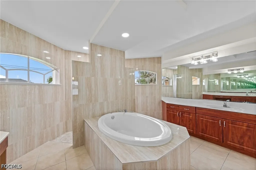 525 NE 6th Avenue Cape Coral FL 33909
