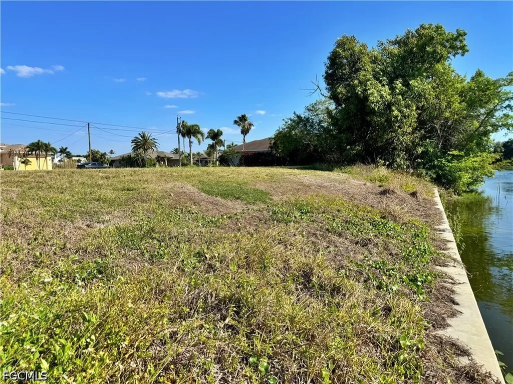 16 SE 8th Place Cape Coral FL 33990