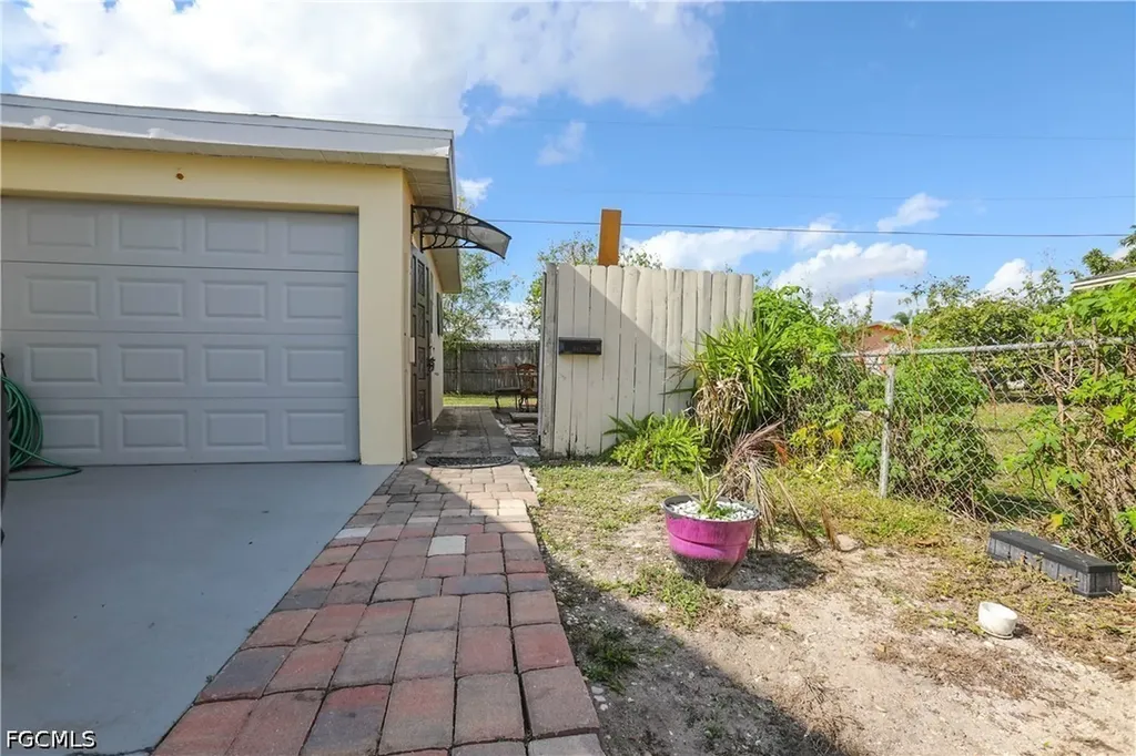 907 Laredo Avenue Lehigh Acres FL 33936