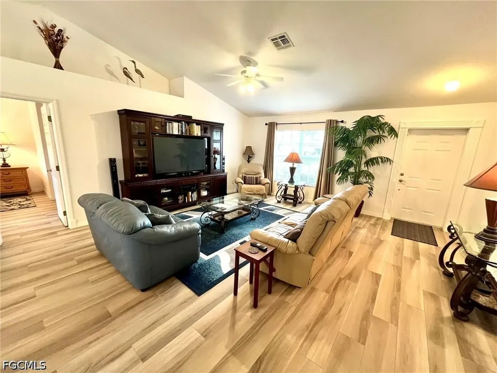 818 SW 8th Place Cape Coral FL 33991