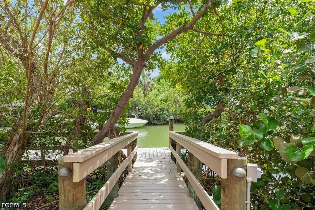 545 Lighthouse Way Sanibel FL 33957
