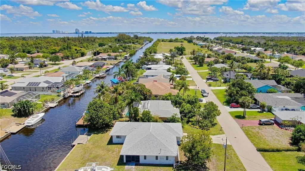 2305 SE 16th Street Cape Coral FL 33990