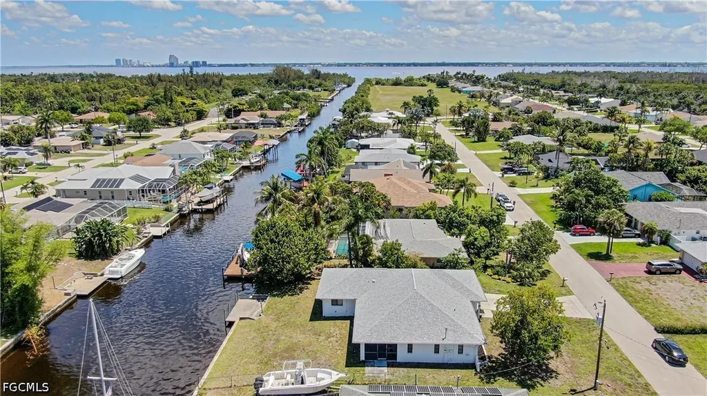 2305 SE 16th Street Cape Coral FL 33990