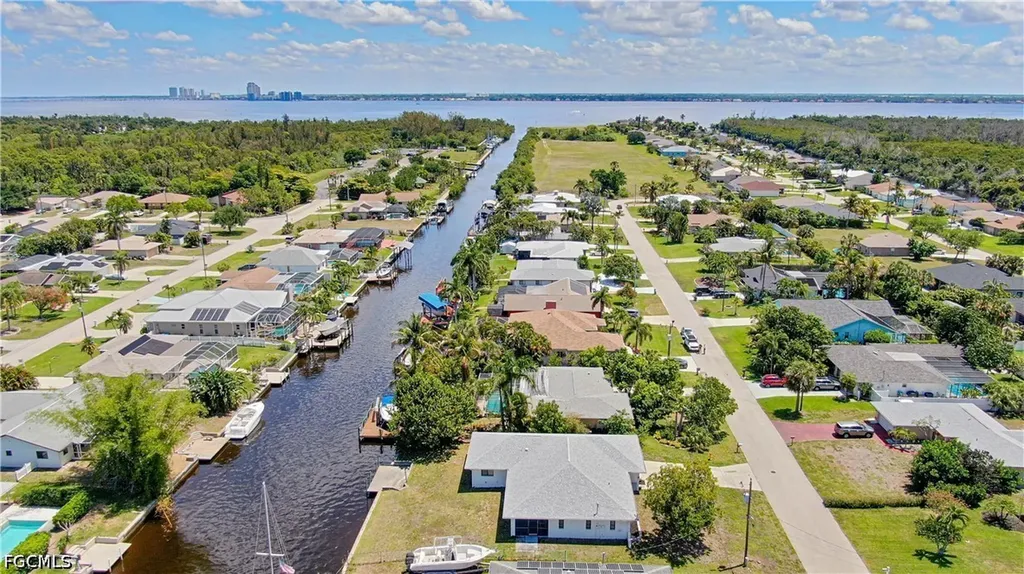 2305 SE 16th Street Cape Coral FL 33990